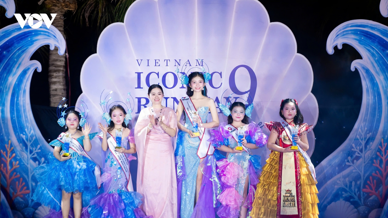 Biển xanh, vỏ sò và hàng trăm mẫu nhí tạo nên sàn diễn đặc biệt ở Nha Trang