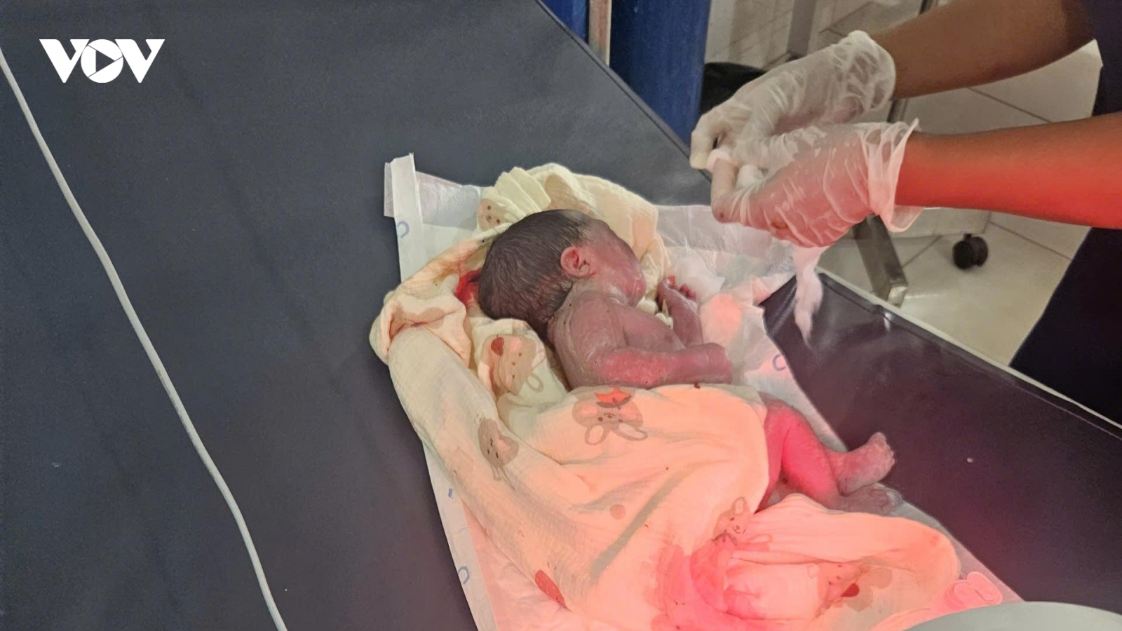 Sản phụ sinh trên xe, bé gái được cấp cứu kịp thời