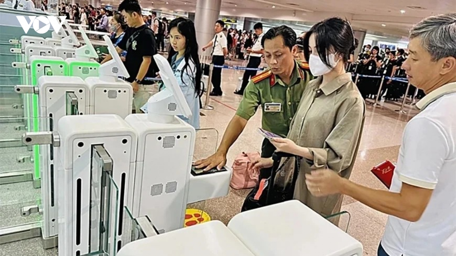 Gỡ "nút thắt" tạm hoãn xuất cảnh do nợ thuế: Thay đổi từ cấm quản sang phục vụ