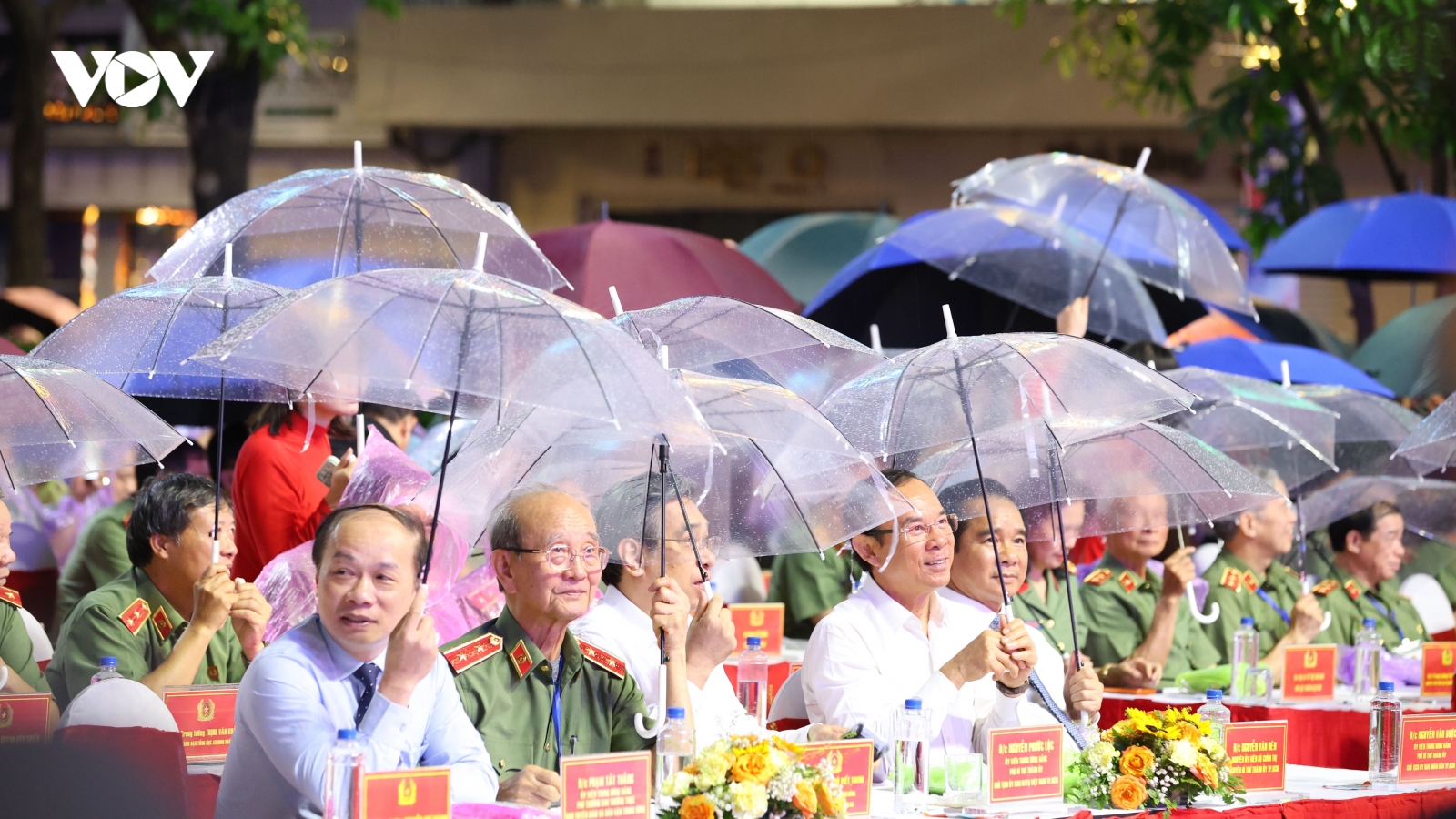Hàng ngàn khán giả đội mưa theo dõi đến phút cuối Gala “Tổ quốc bình yên”