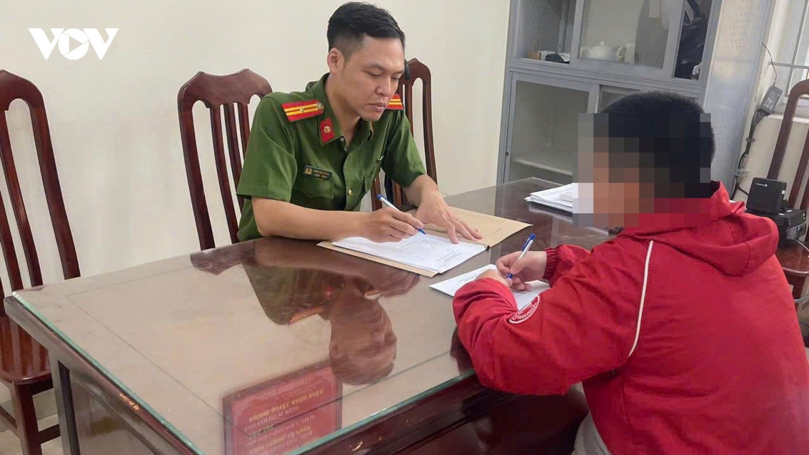 Công an phường Láng triệu tập nam shipper hành hung cô gái trẻ ở Hà Nội