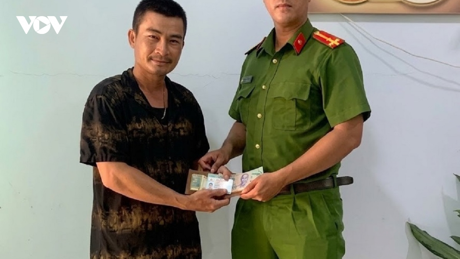 Nhặt được ví có tiền, người dân ở Lâm Đồng giao nộp công an để tìm chủ