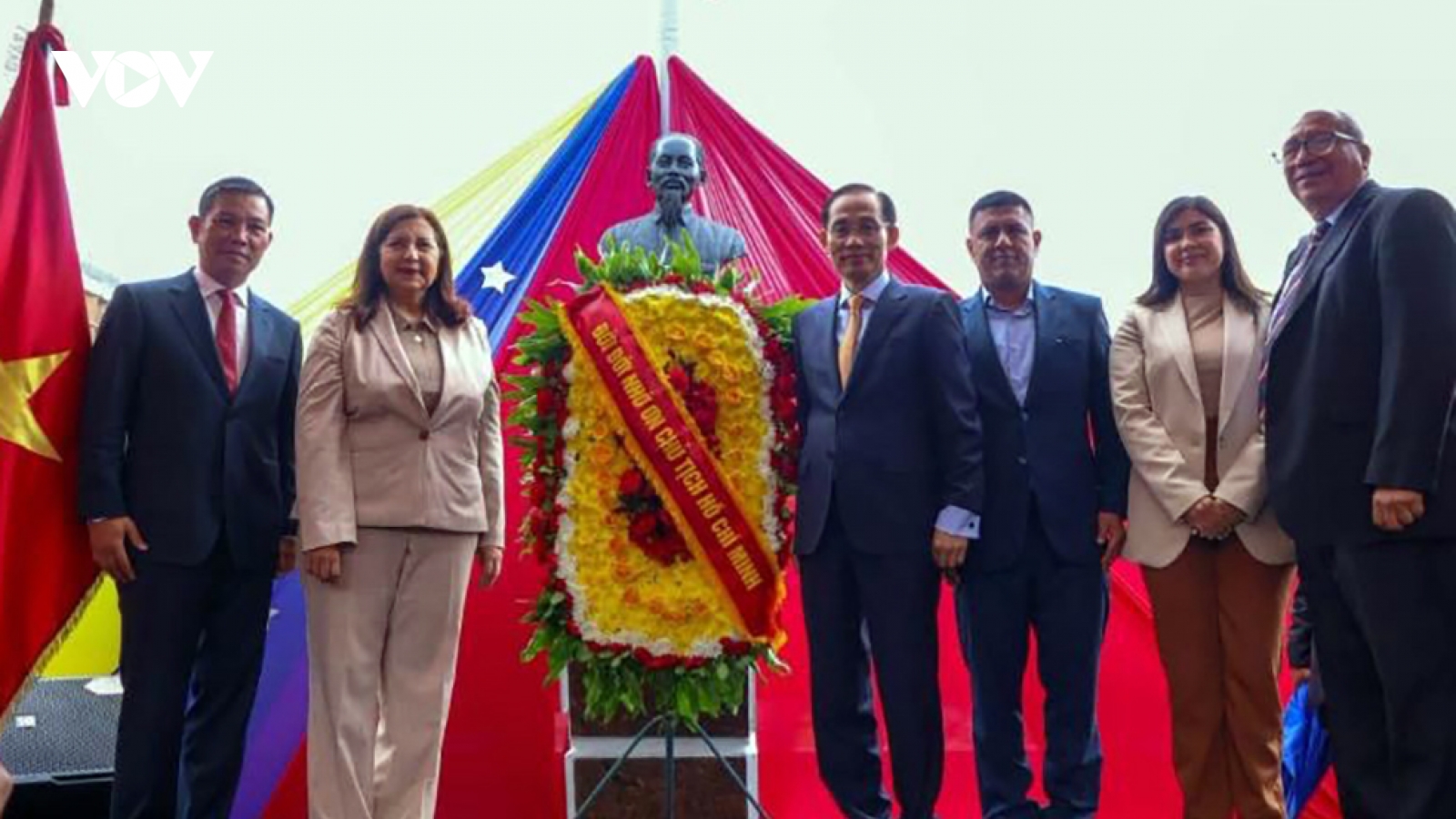 Bộ trưởng Lê Hoài Trung dâng hoa tại Tượng đài Chủ tịch Hồ Chí Minh ở Venezuela