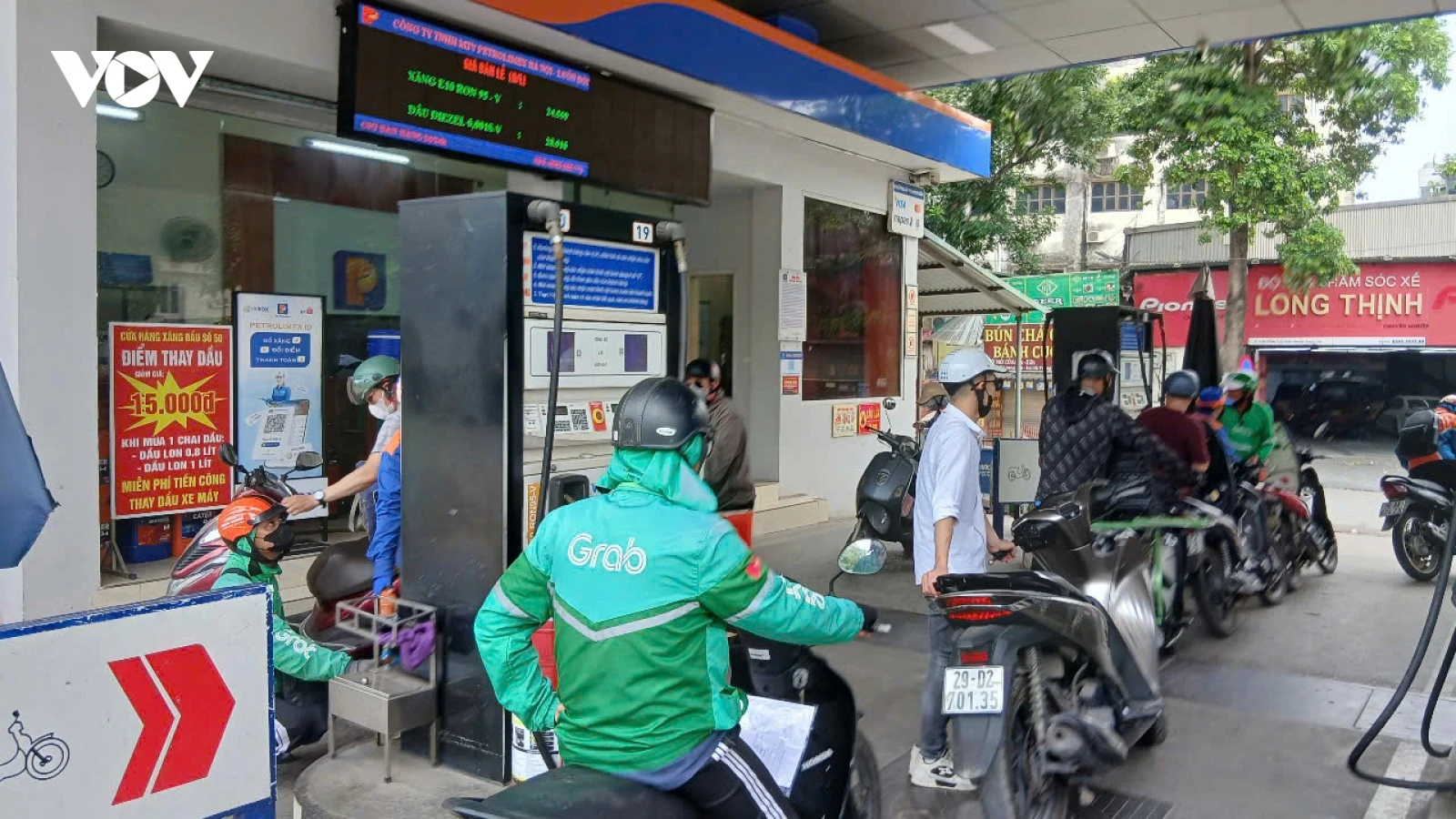 Người dân nói gì sau những ngày đầu tiên dùng xăng E10?