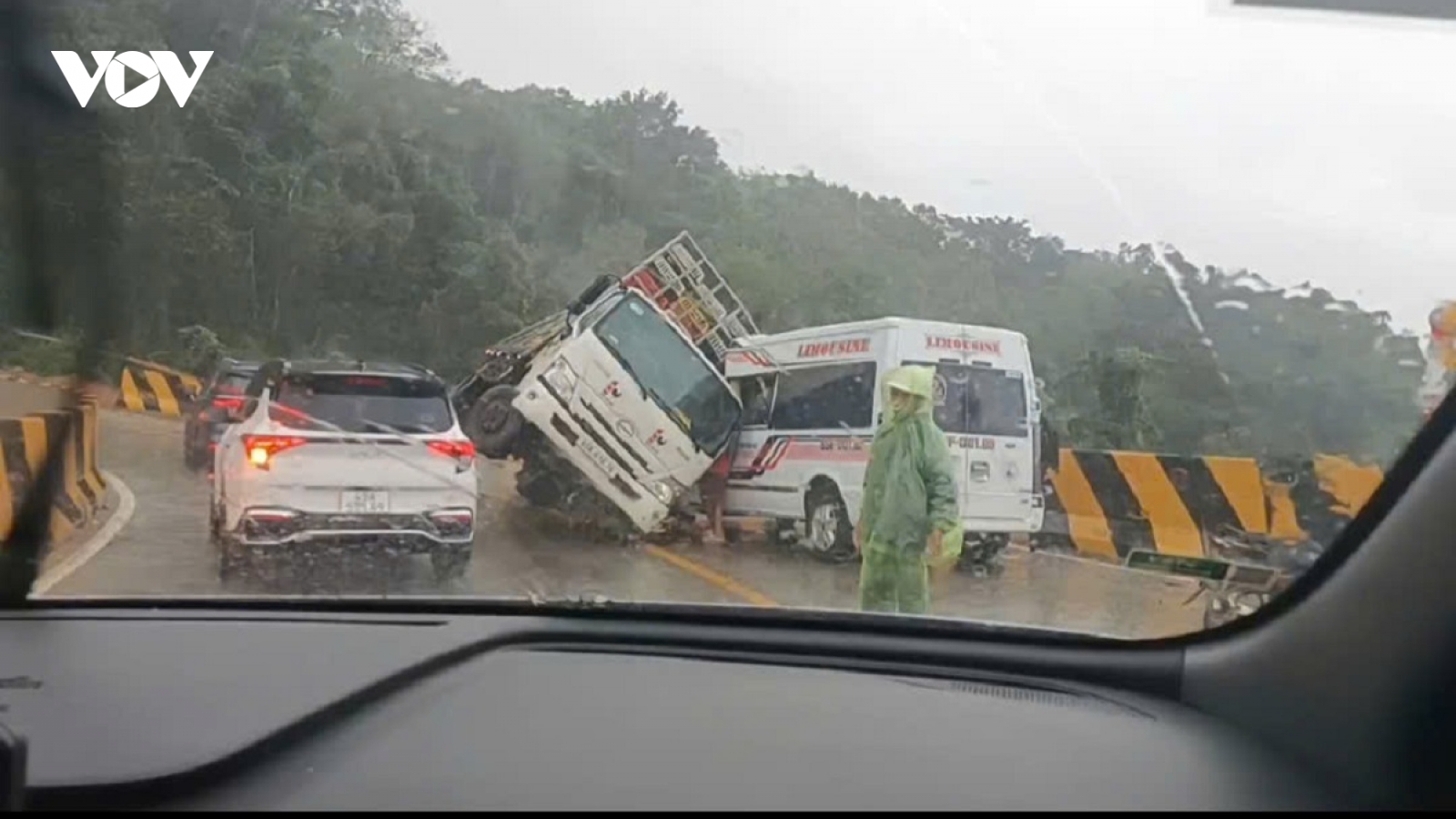 Xe tải ngả nghiêng, đè ô tô khách 16 chỗ trên đèo Đại Ninh
