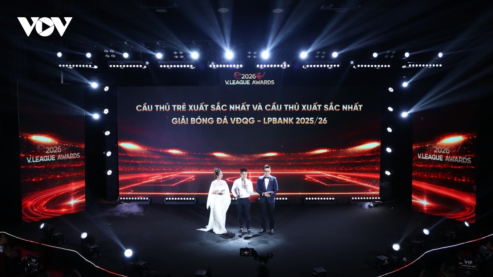 Quang Hải nói gì khi được vinh danh là cầu thủ xuất sắc nhất V-League 2025/2026?