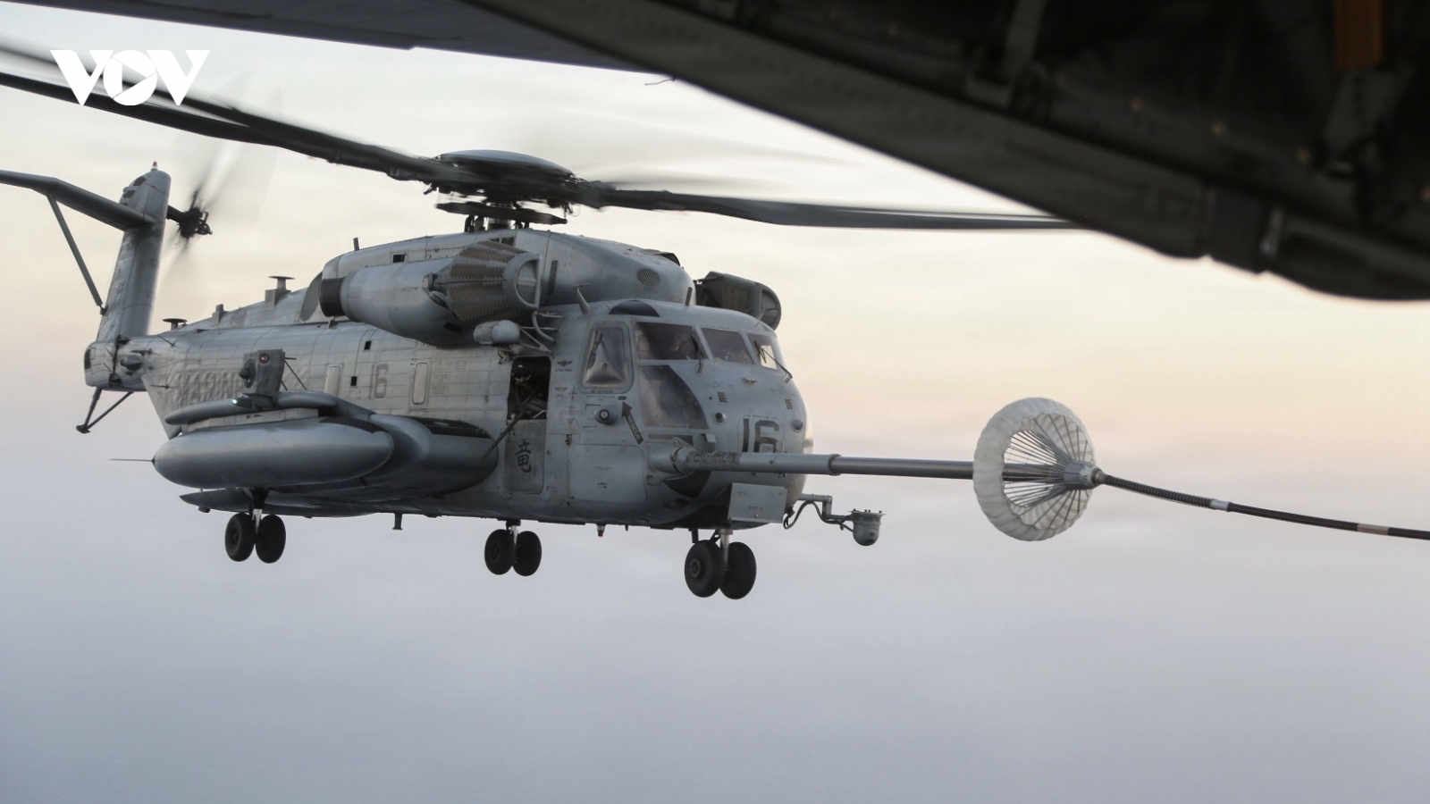 Cận cảnh trực thăng “siêu mã” CH-53E Mỹ tiếp nhiên liệu trên không ở Trung Đông