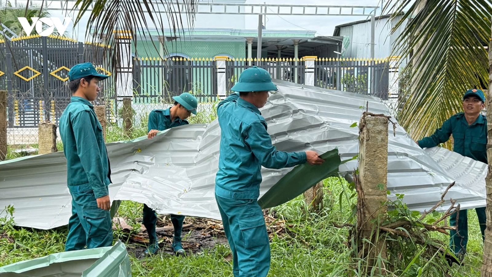Hỗ trợ các gia đình bị thiệt hại do lốc xoáy ở Lâm Đồng