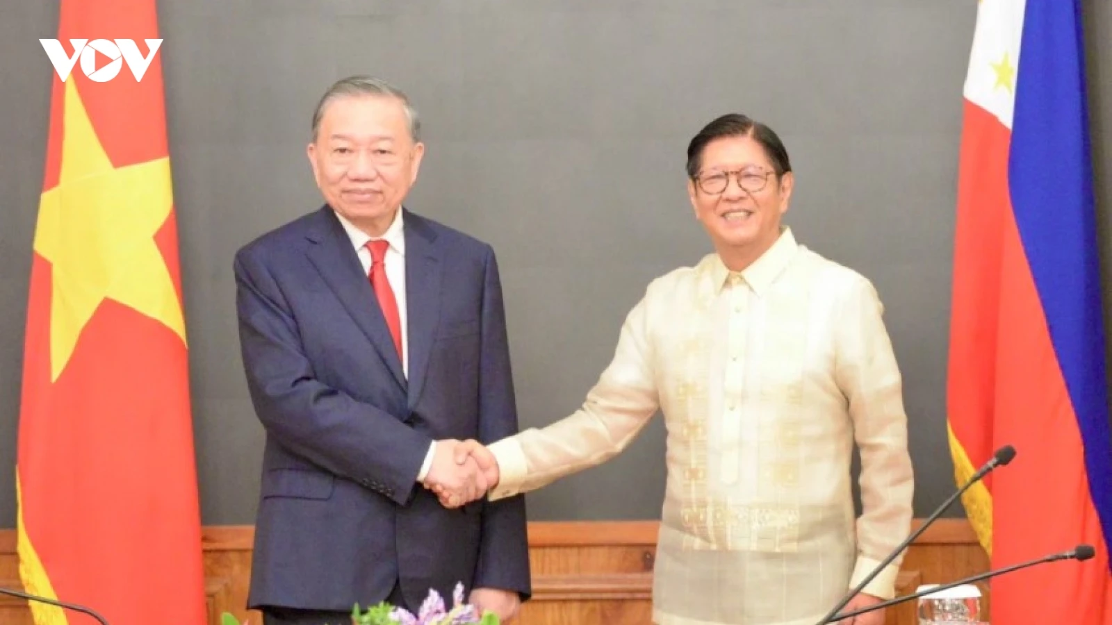 Philippines fires 21-gun salute to welcome Vietnam's top leader on state visit