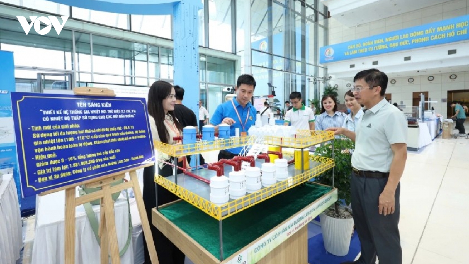 Exhibition features workers' creative achievements nationwide