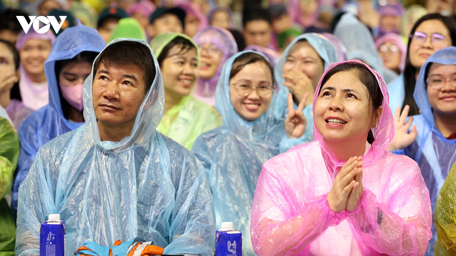 Thousands brave rain to watch ‘Peaceful Homeland’ gala in HCM City