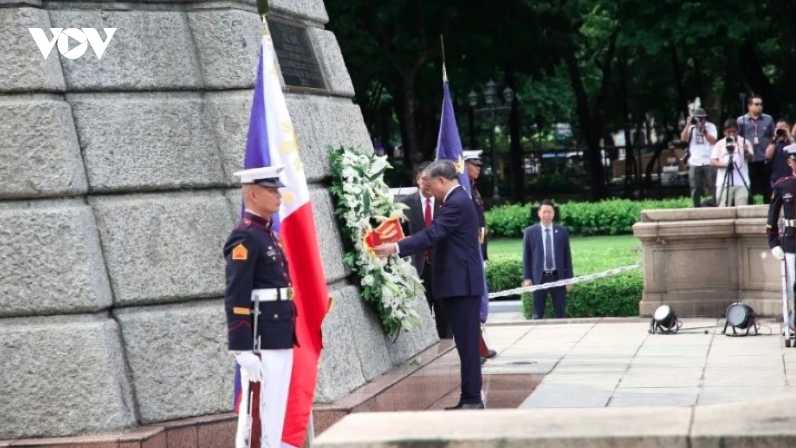 Top Vietnamese leader pays tribute to Philippine national hero Jose Rizal