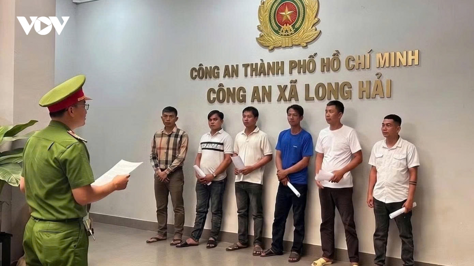 Ăn nhậu giữa đường rồi lao vào đánh nhau, 6 người bị khởi tố