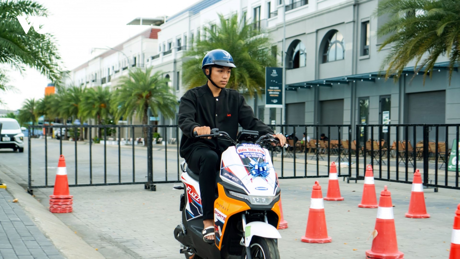 Mùa tựu trường chưa tới, VinFast Flazz Max đã “nóng” nhờ dáng đẹp, đổi pin nhanh