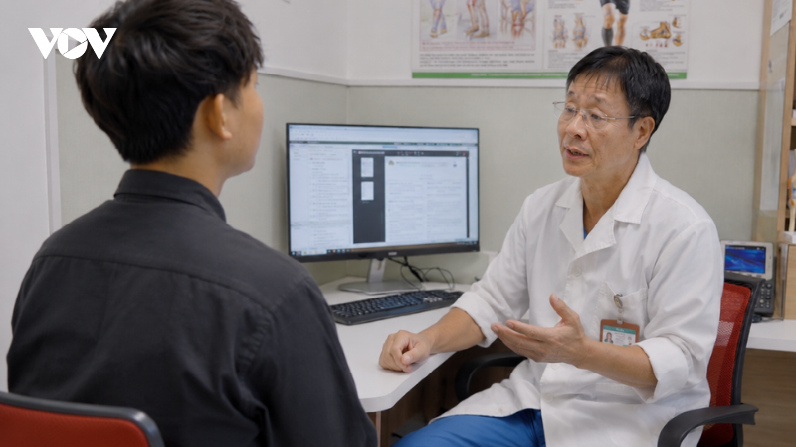 Ôm vợ cũng khiến người đàn ông 35 tuổi trật khớp vai