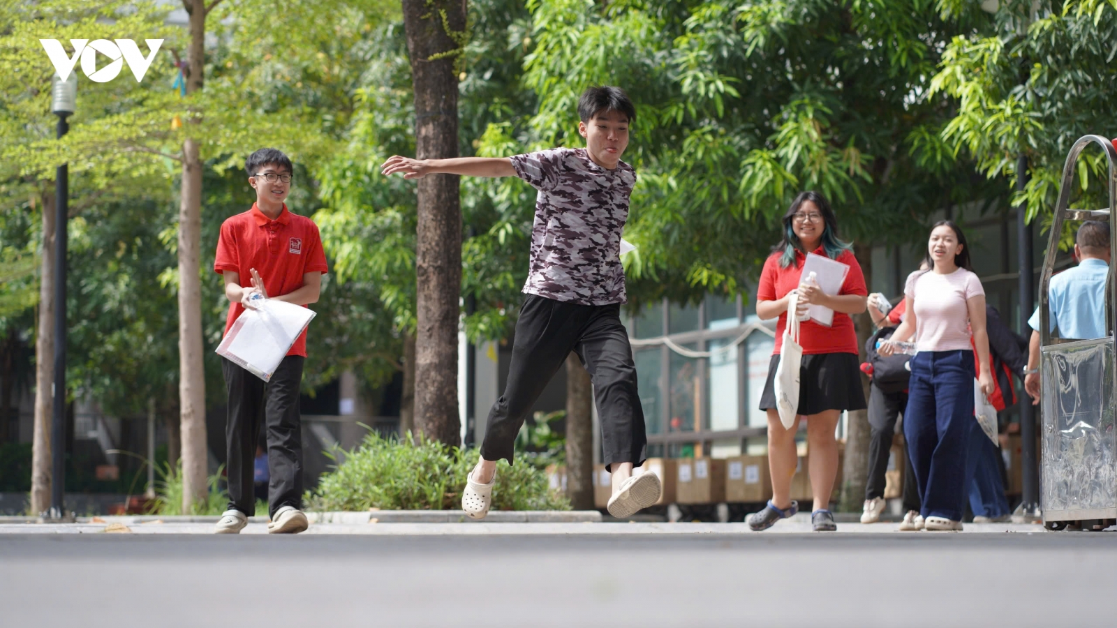 Buồn, vui lẫn lộn và những kế hoạch trong ngày cuối của kỳ thi tốt nghiệp THPT