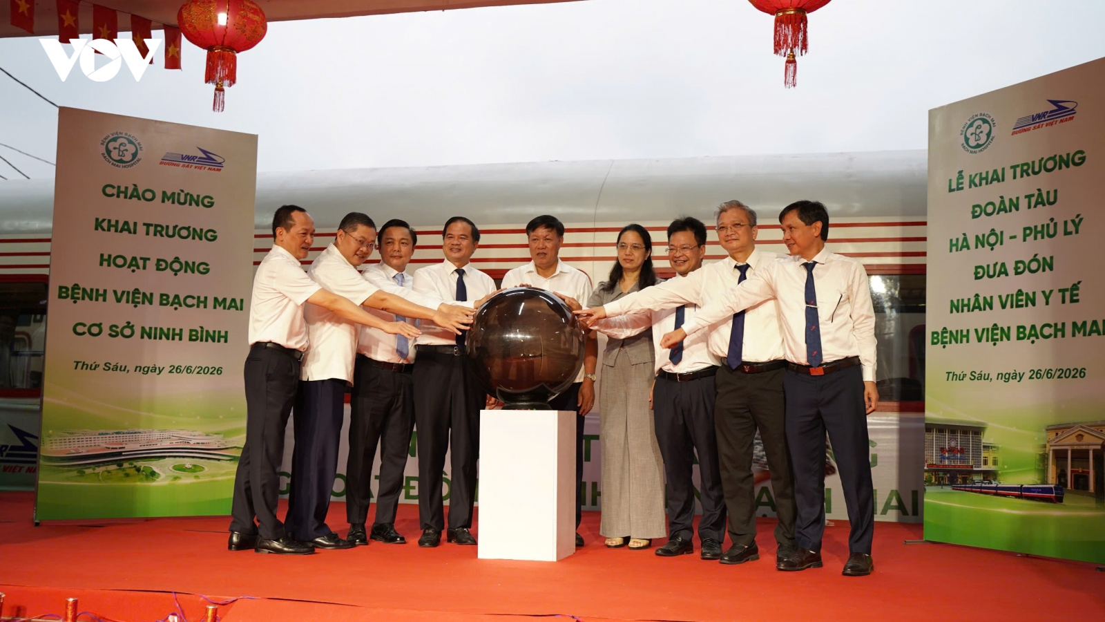Khai trương đoàn tàu đưa y bác sĩ từ Bệnh viện Bạch Mai xuống cơ sở Ninh Bình