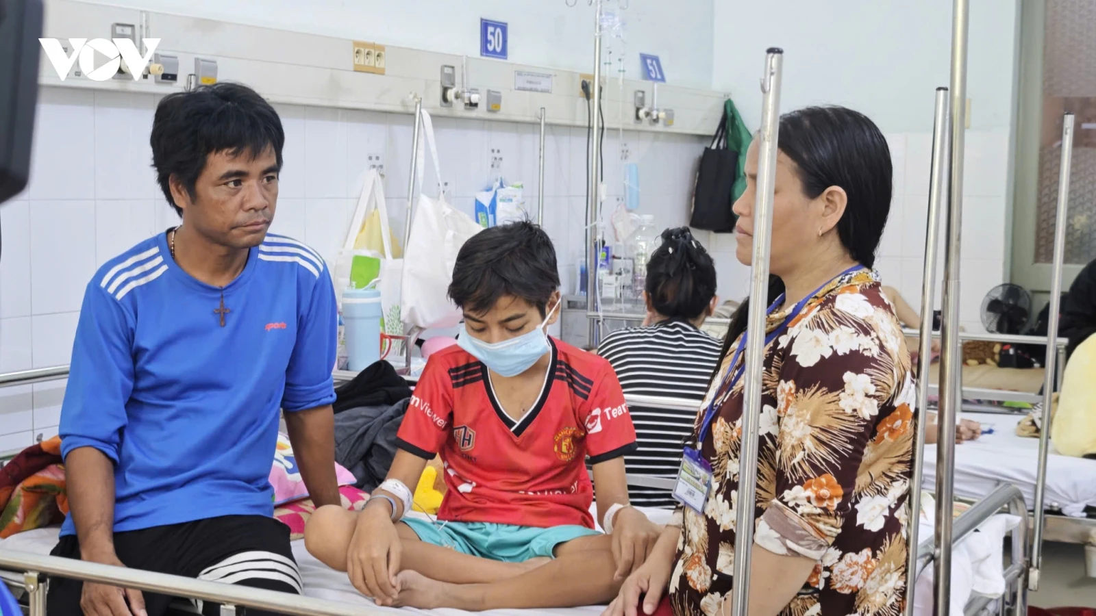 Bé trai suýt mất mạng vì tăm tre đâm thủng tim