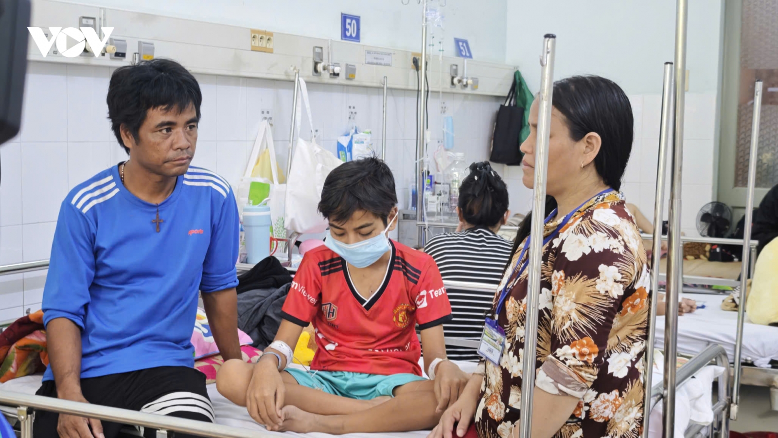 Bé trai suýt mất mạng vì tăm tre đâm thủng tim
