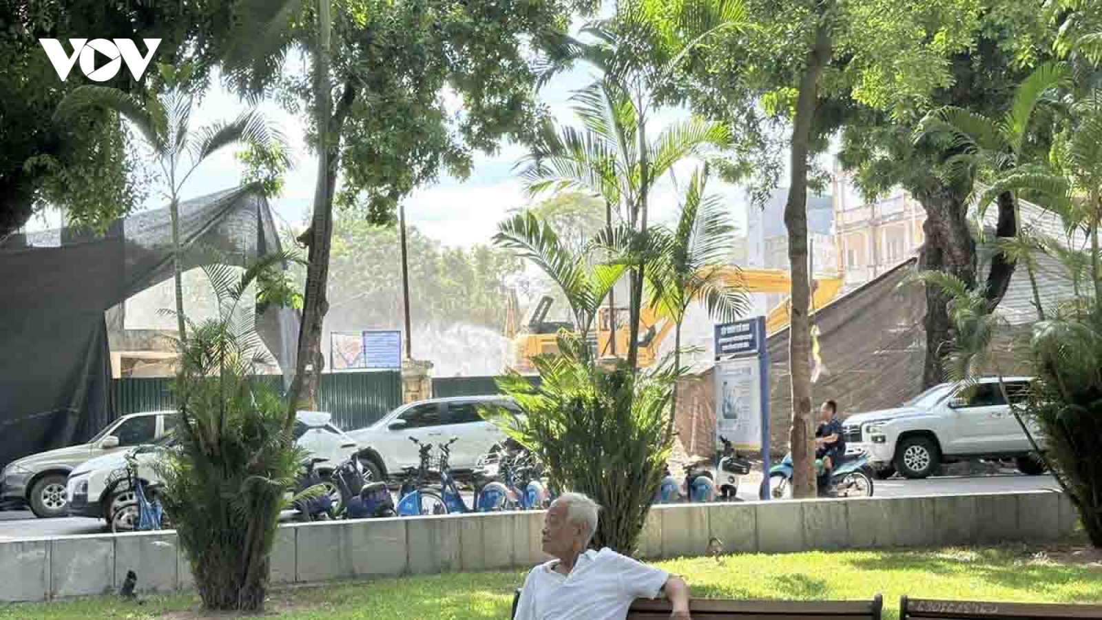 Tập thể dục với bụi ở Vườn hoa Pasteur, Hà Nội