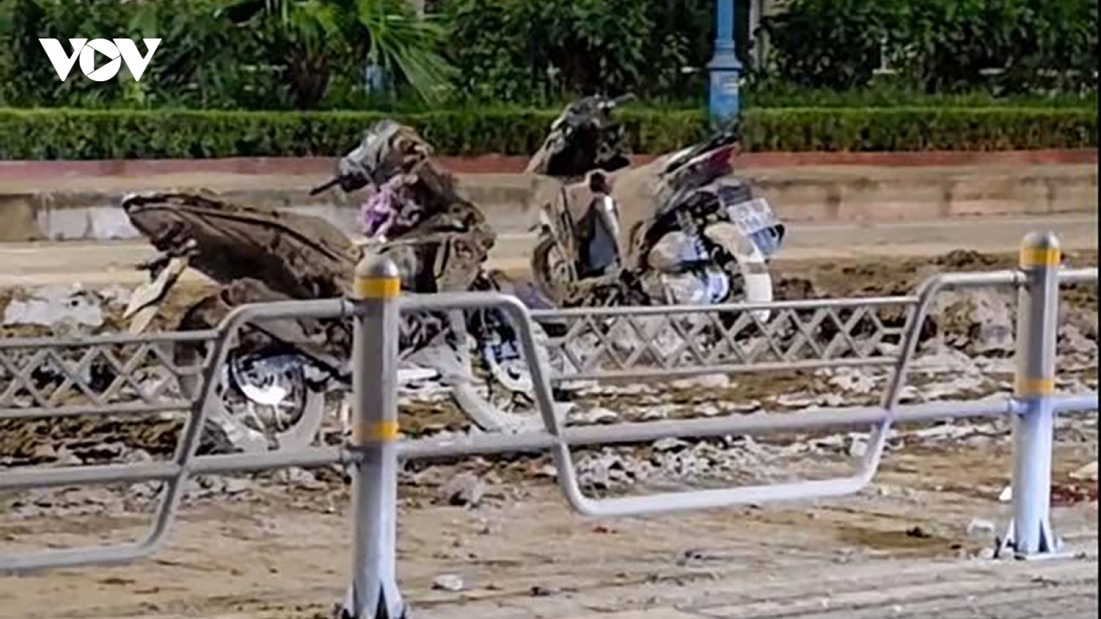 Bùn đất tràn đường Võ Chí Công (Hà Nội), hàng loạt xe trượt ngã nguy hiểm