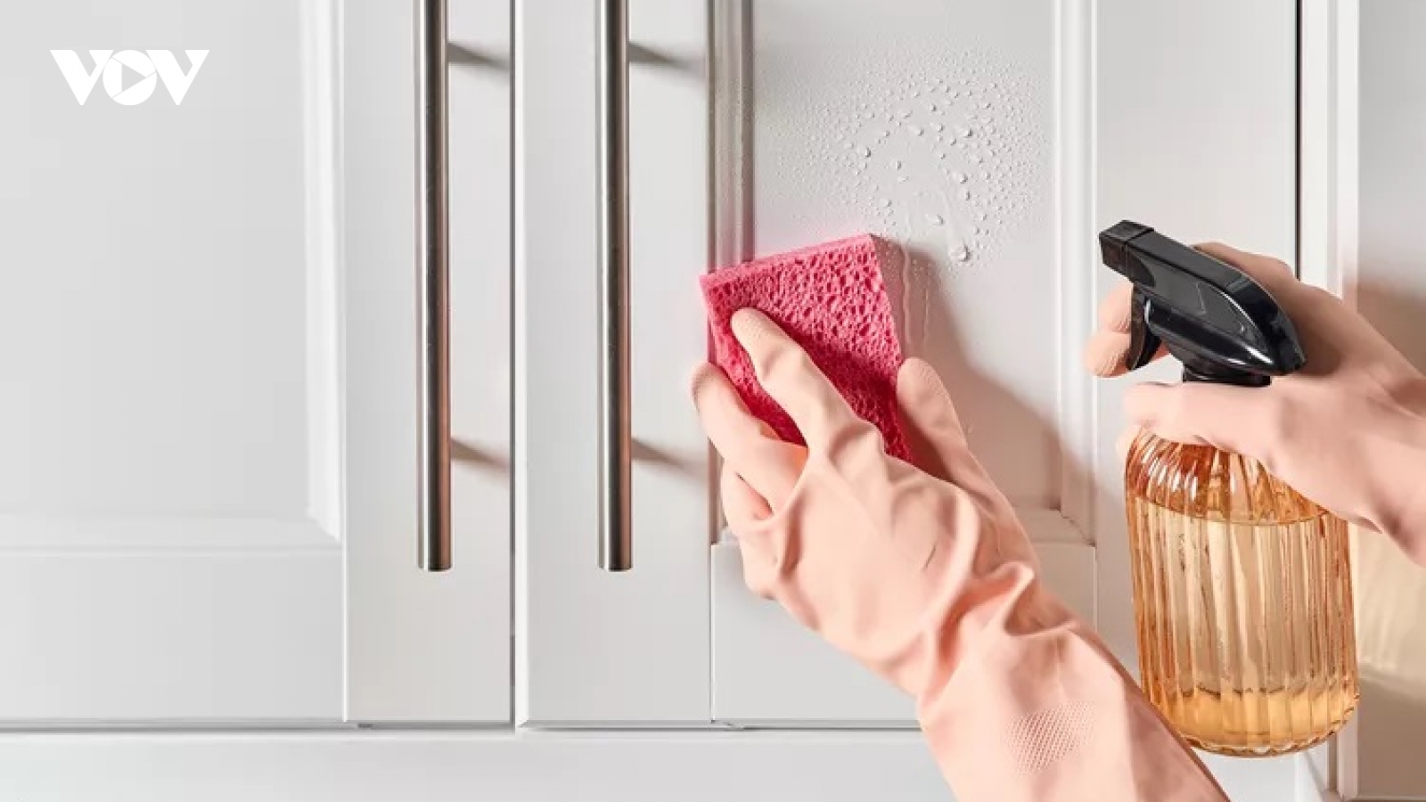 Thứ bám trên tủ bếp có thể tích tụ hàng tháng nếu không xử lý đúng