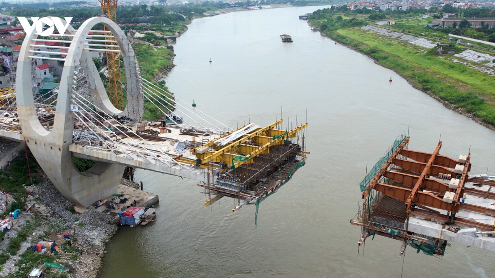 Cận cảnh Cầu Đuống mới tăng tốc thi công, chuẩn bị hợp long nhịp chính