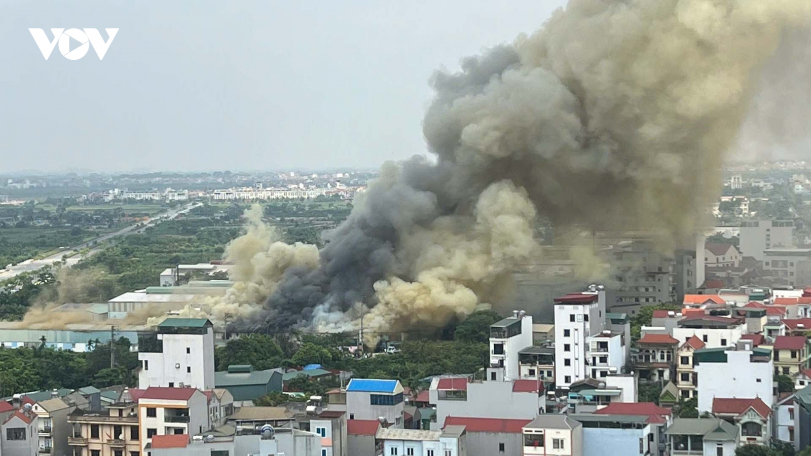 Cháy ngùn ngụt tại xưởng nhựa ở khu công nghiệp Di Trạch, Hà Nội