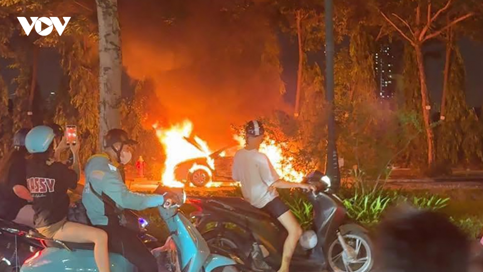 Cháy lớn tại công viên Thiên Văn Học (Hà Nội), ô tô bị lửa thiêu rụi đến trơ khung