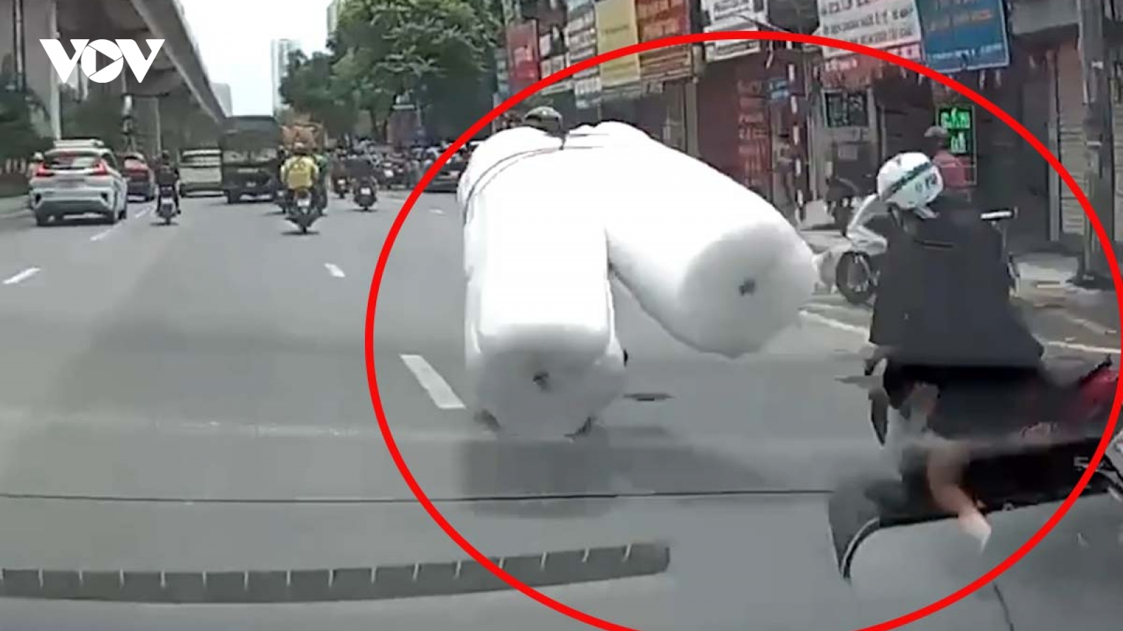 Chở hàng cồng kềnh va chạm khiến người phụ nữ ngã xuống gầm xe ô tô