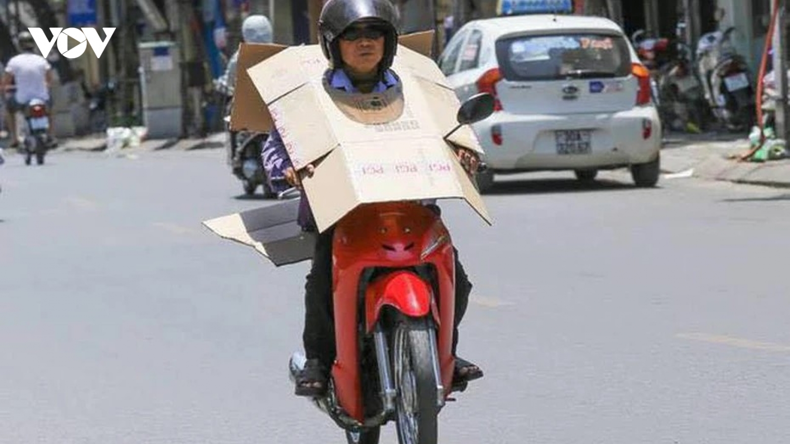 Nắng nóng gay gắt bao trùm Bắc Bộ và Trung Bộ, có nơi trên 40°C