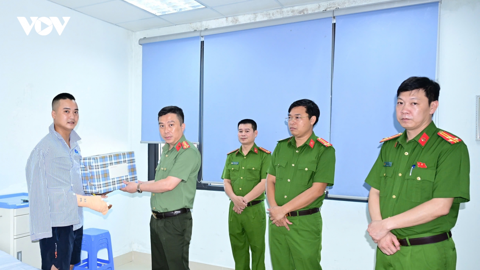 Thăm hỏi cán bộ công an bị thương khi khống chế đối tượng cầm dao ở Hải Phòng
