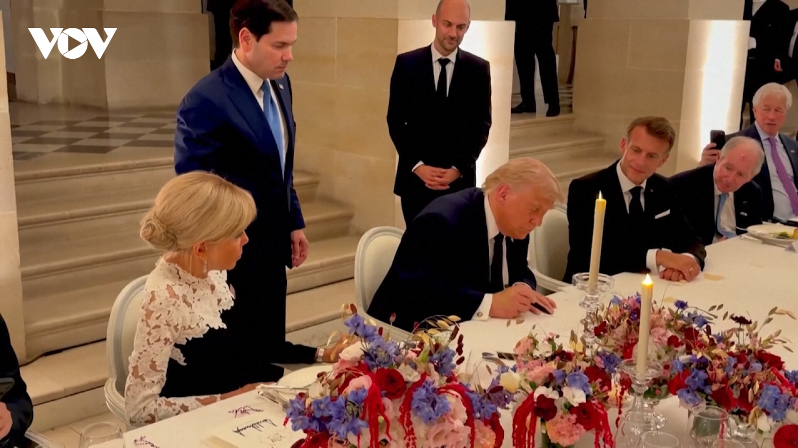 Khoảnh khắc ông Trump đặt bút ký thỏa thuận Mỹ - Iran