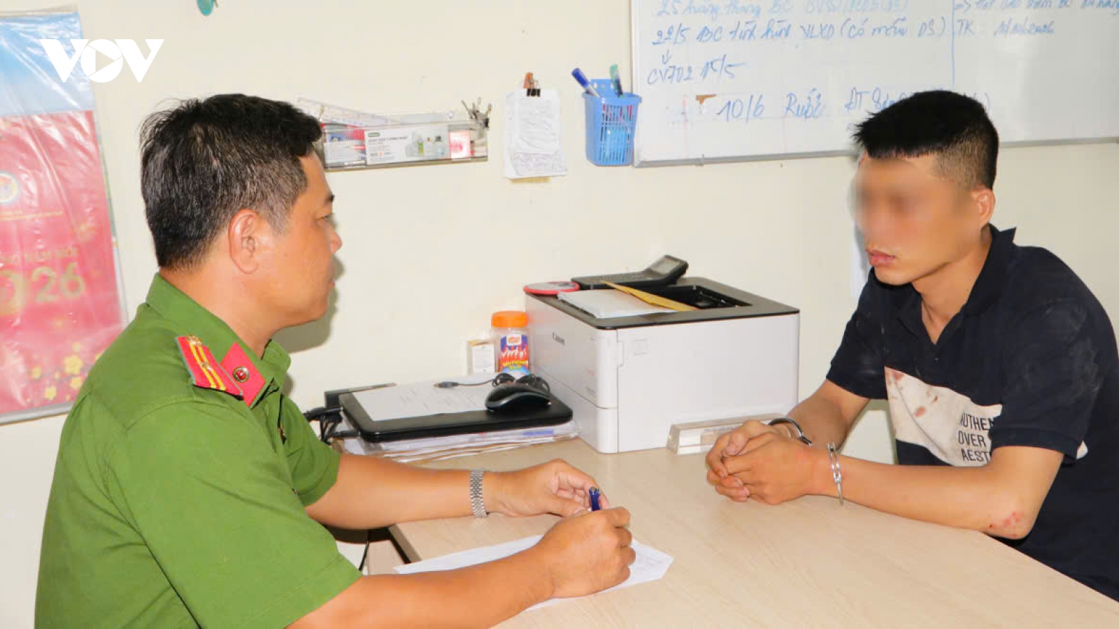 Khởi tố đối tượng chống người thi hành công vụ và bắt người trái pháp luật