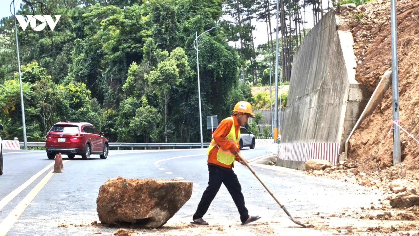Đá lớn sạt lở lăn ra giữa đường đèo Prenn Đà Lạt