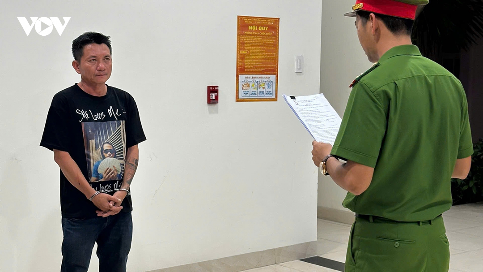 Tạm giữ hình sự đối tượng say rượu lái ô tô lao vào quán nhậu