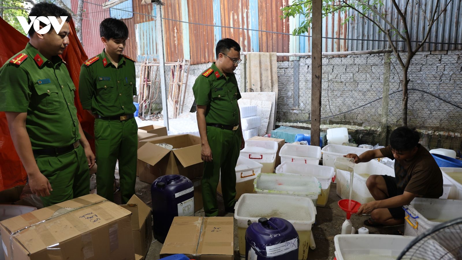 Triệt phá đường dây "phù phép" hóa chất thành sữa tắm, dầu gội giả thương hiệu lớn