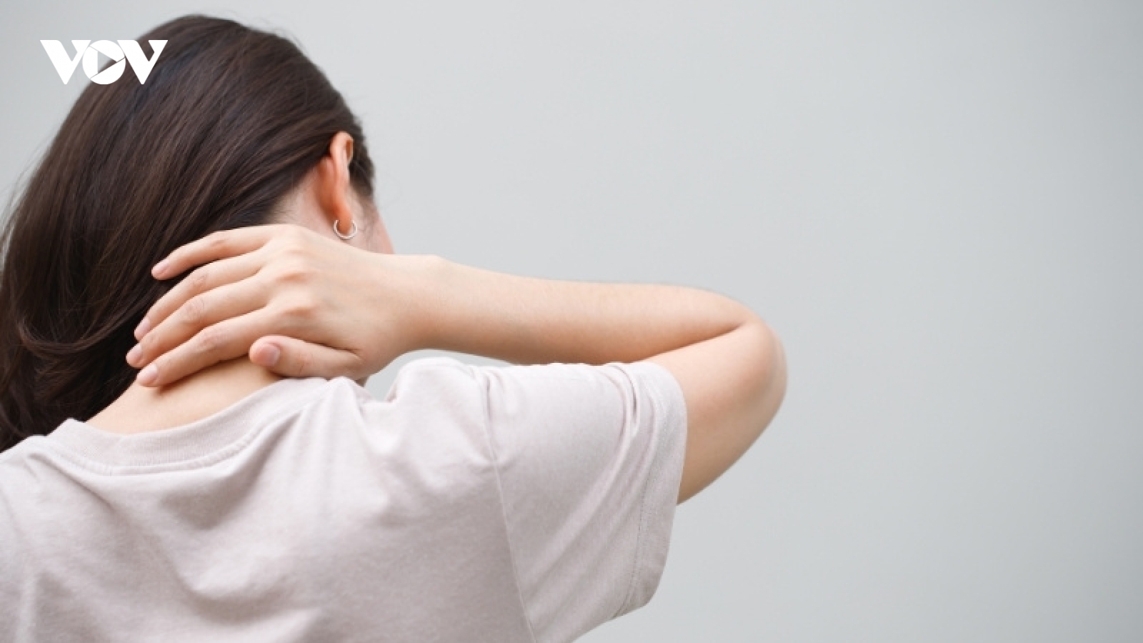 Dân văn phòng khổ sở vì đau cổ vai gáy, làm theo cách này đỡ hẳn
