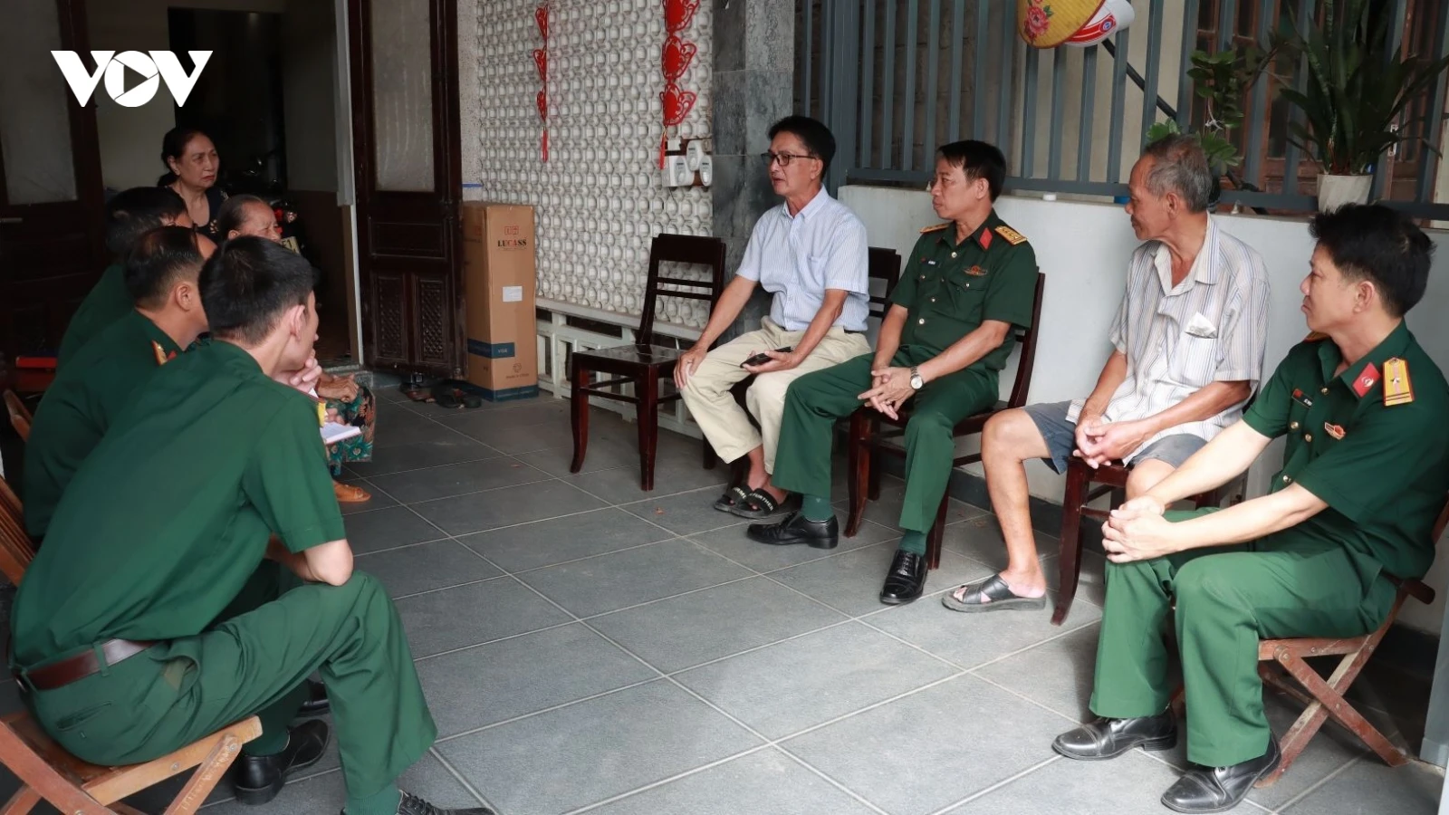Khảo sát khu vực nghi có mộ tập thể liệt sĩ ở Huế