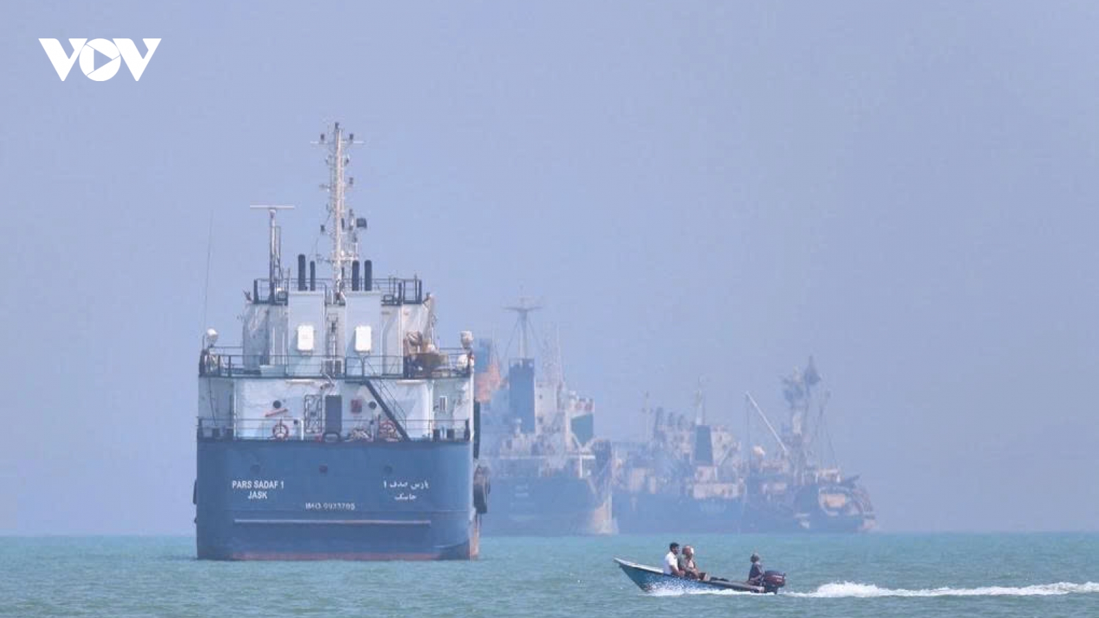 Nhiều tàu hàng chờ được đi qua eo Hormuz theo chỉ dẫn của Iran
