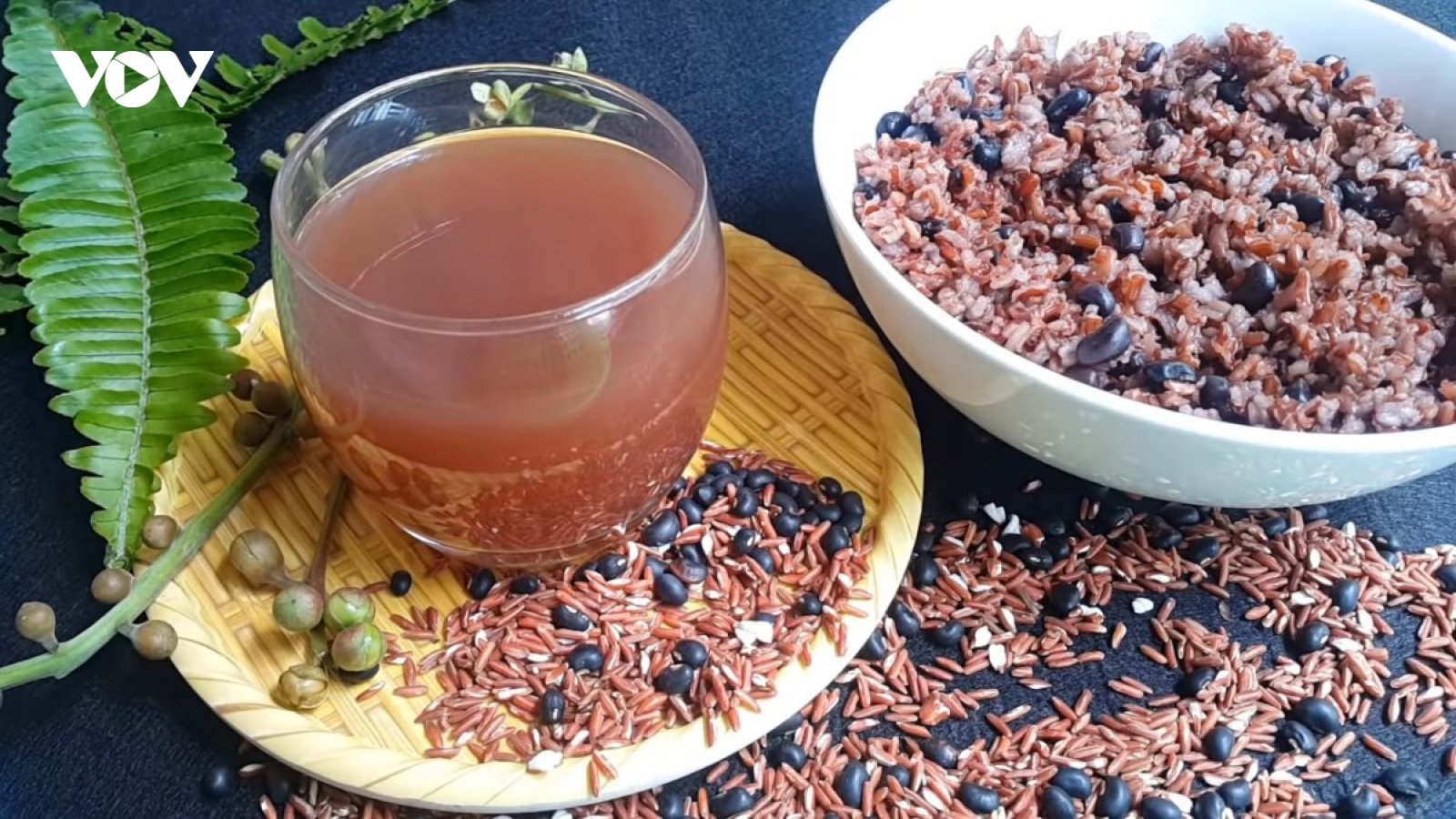 Bí quyết làm trà gạo lứt đậu đen thơm ngon, hỗ trợ kiểm soát cân nặng