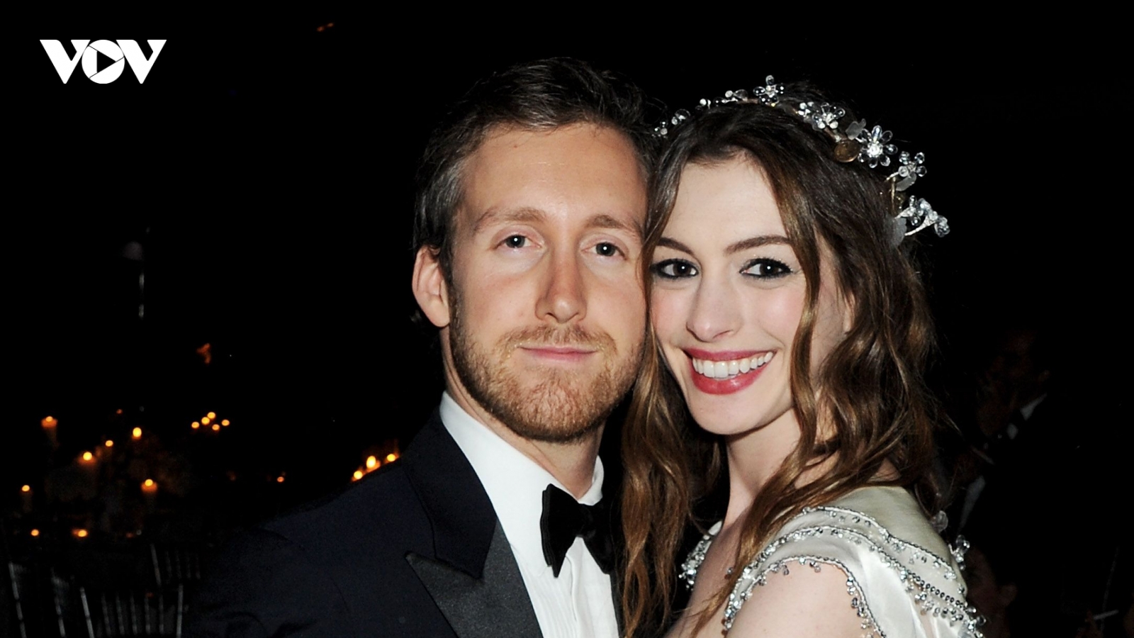 Anne Hathaway mang thai con thứ 3 ở tuổi 43