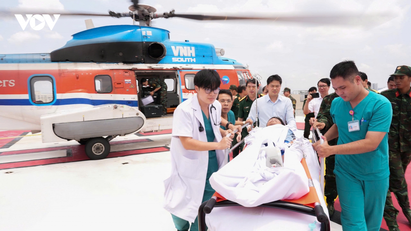 Trực thăng đưa bệnh nhân nguy kịch từ Nhà giàn DK1 về đất liền cấp cứu