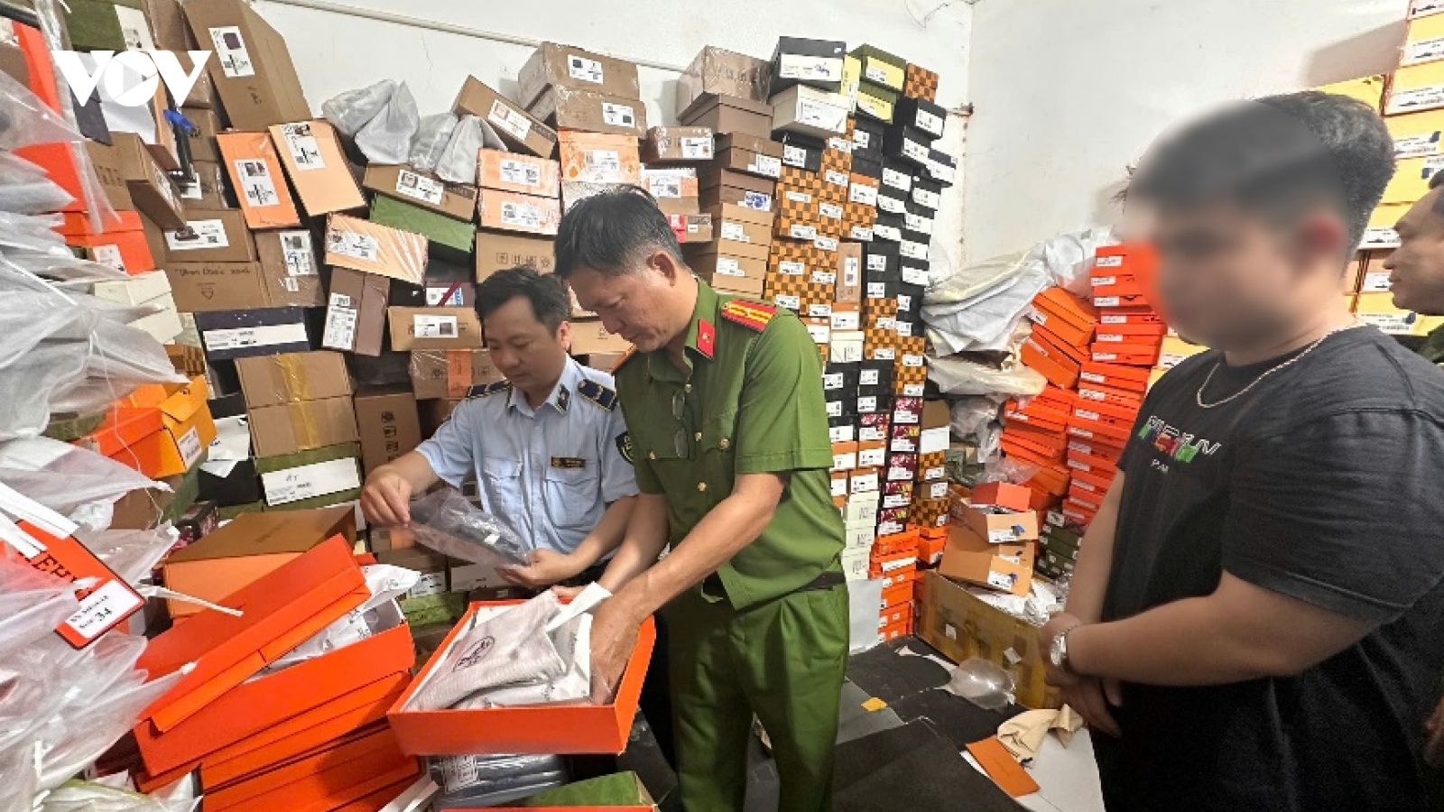Phát hiện 2 cơ sở sản xuất, buôn bán hàng giả thương hiệu nổi tiếng