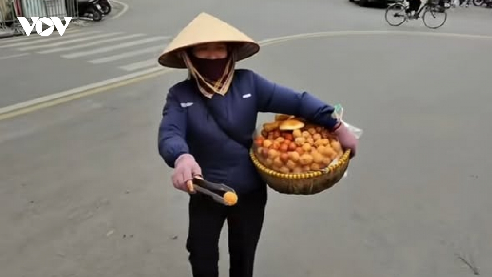 Xử phạt người phụ nữ bán 10 bánh rán cho du khách nước ngoài giá 420.000 đồng