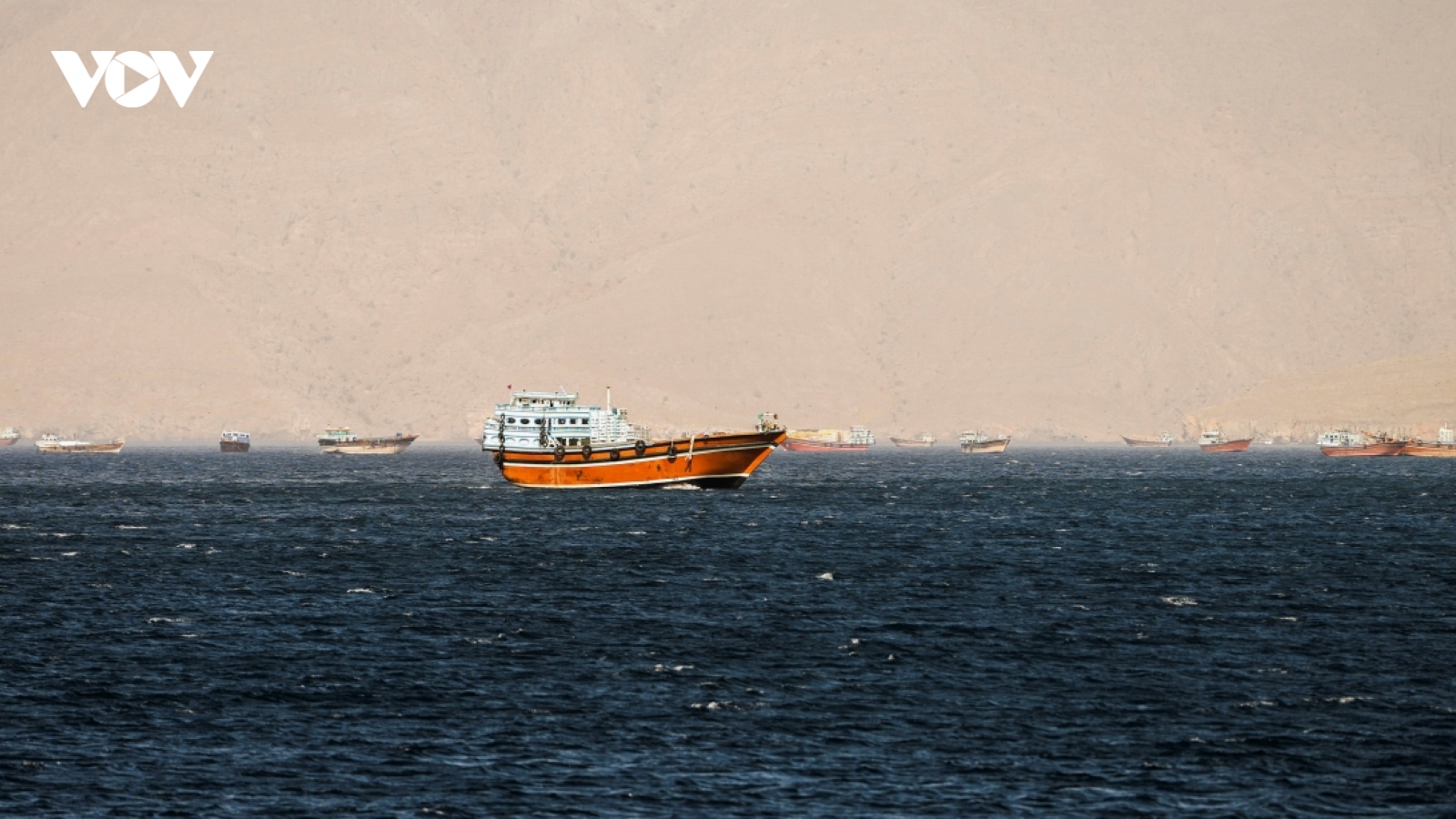 3.200 tàu bị mắc kẹt quanh eo Hormuz sau quyết định phong tỏa của Iran