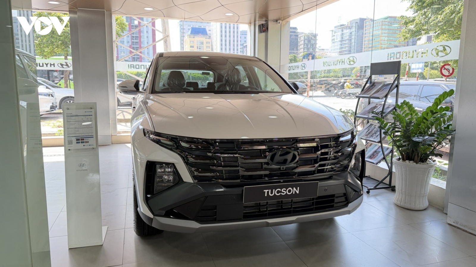 Giá Hyundai Tucson chạm đáy mới: Rẻ ngang SUV hạng B, các đối thủ lo lắng