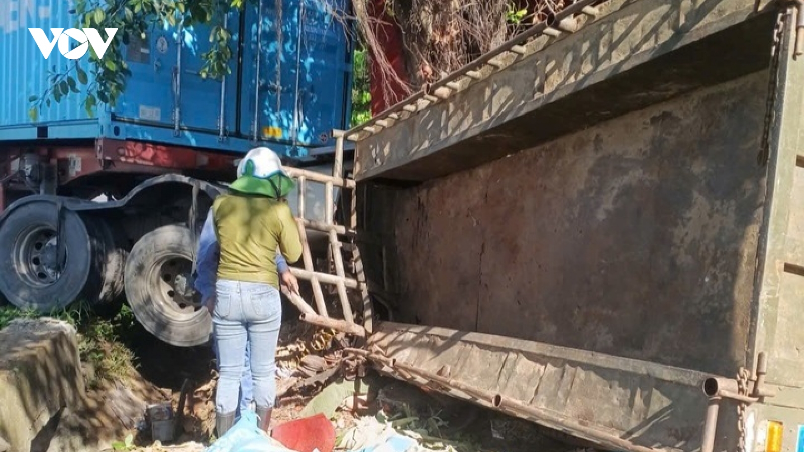 Xe đầu kéo va chạm công nông làm 5 người thương vong