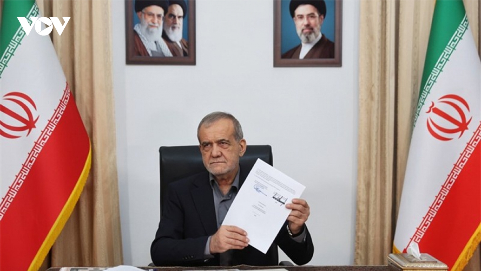 Iran công bố hình ảnh Tổng thống Pezeshkian ký biên bản ghi nhớ với Mỹ