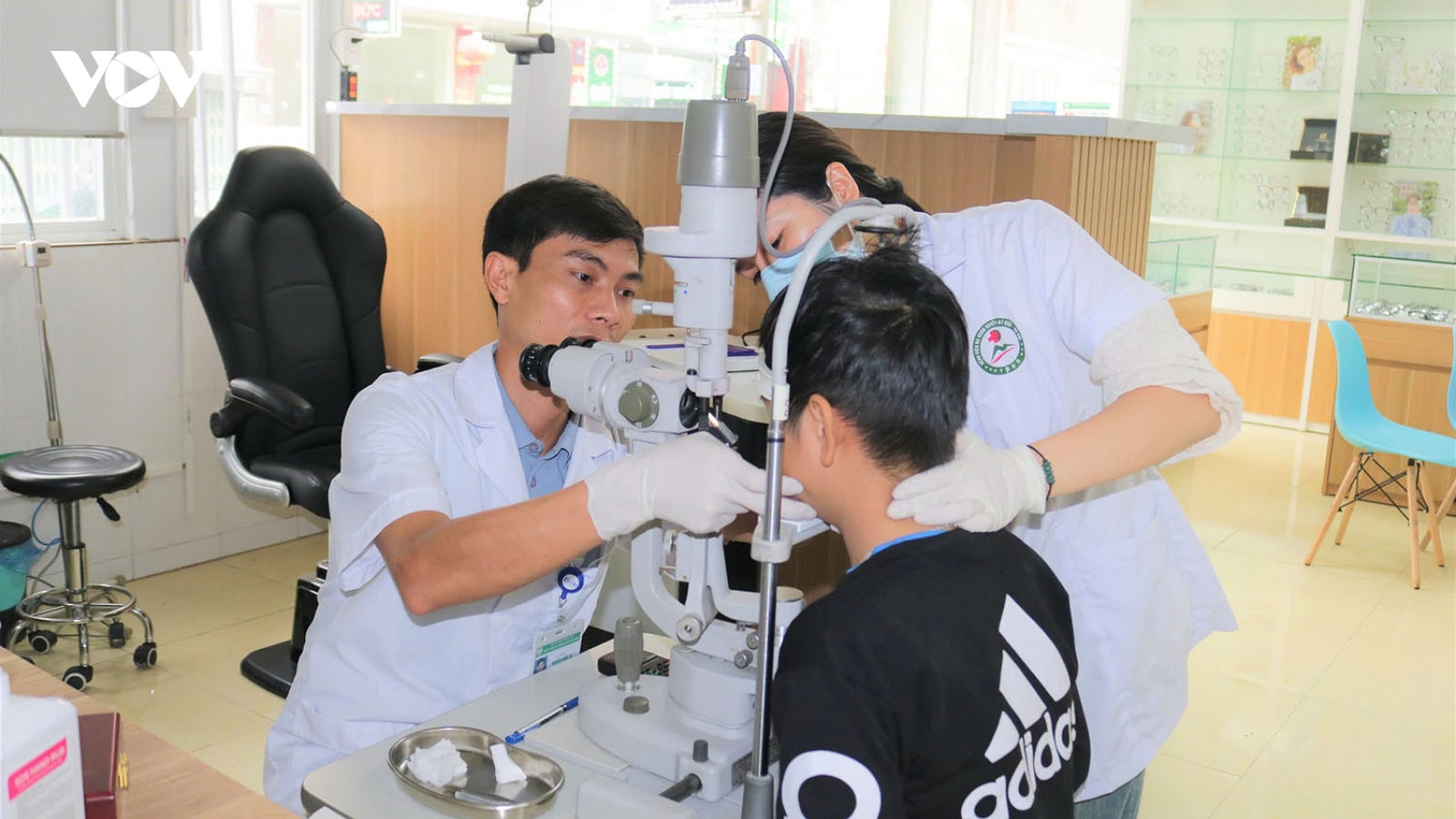 Cận thị từ 3 diop trở lên được Hà Nội hỗ trợ điều trị